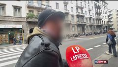 La disperazione dei genitori fuori dalla questura di Milano: "Non ho notizie da ieri sera"
