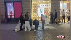 Milano, giovani ripuliscono la città dopo i disordini