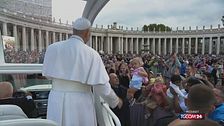 Papa Leone XIV saluta i fedeli a Piazza San Pietro in papamobile