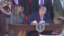 Trump scherza con Melania: "Non so se la tua firma conti qualcosa"