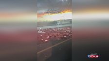Camion carico di salse si ribalta sulla A14: la strada diventa rosso pomodoro