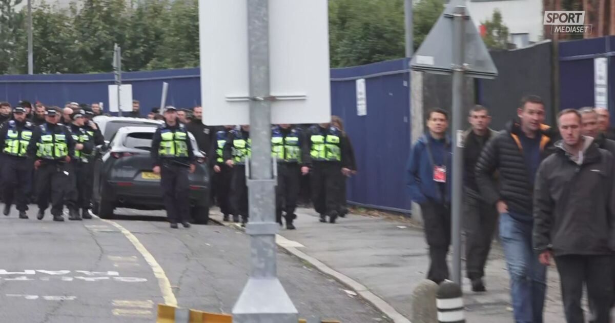 SportMediaset: Milan, tifosi scortati allo stadio del Bournemouth Video ...