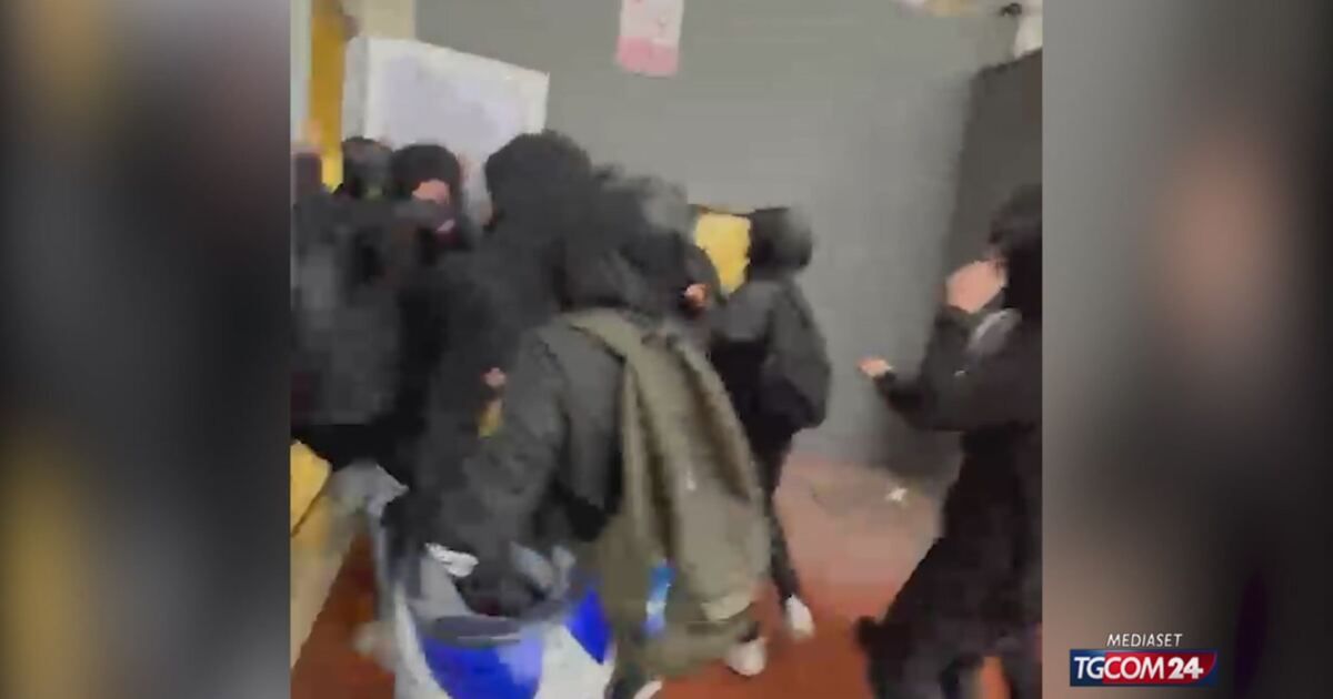 Tgcom24: Firenze, assalto alla scuola con passamontagna e fumogeni ...
