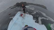 Molly Carlson si tuffa da un iceberg: mai nessuna prima