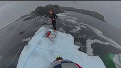 Molly Carlson si tuffa da un iceberg: mai nessuna prima