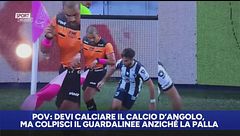 Vuole calciare il corner, ma… colpisce il guardalinee anziché il pallone
