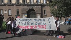Napoli, studenti montano tende da campeggio davanti al municipio per protestare contro caro affitti