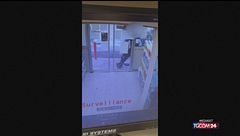 Parigi, il killer spara e ricarica l'arma: il video shock dell'attacco razzista