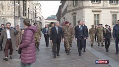 Antonio Tajani a Milano, l'incontro con i militari in piazza Duomo